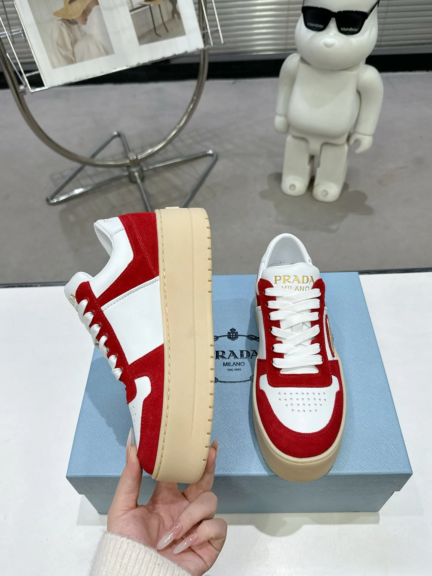 👟👟Ex-factory price 600👟👟 Prada Latest Downtown Bold series Thick-soled Platform Shoes Triangle Logo Casual Sports Shoes White Shoes Original purchase, development and production Downtown Bold sneakers are inspired by the basketball shoes of the 1980s, with sporty design and exquisite details. Crafted from perforated leather, the statement platform sole provides a unique, modern style. The Prada logo is interpreted from different angles, decorated with the iconic enameled triangular metal logo, highlighting the unique classic style. Exquisite packaging at the delivery counter🛍📦 ▪️Fabric: Original custom imported first-layer cowhide ▪️Inner lining: Original imported sheepskin ▪️Outsole: Original open-molded ultra-light foam material ▪️Sole thickness: 4.5CM ▪️Size: Women's 35-40